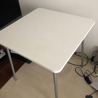 #無料　ダイニングテーブル70cm角の画像