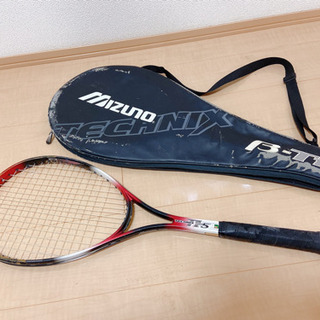 テニスラケット、テニスボールの画像