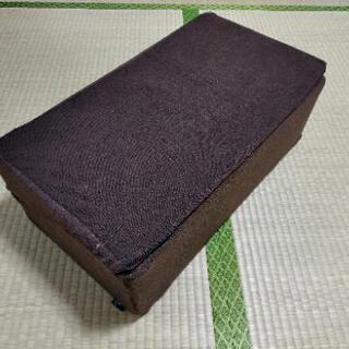 【ゴロ寝にも背もたれにも汎用性高し！】三角クッション