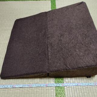 【ゴロ寝にも背もたれにも汎用性高し！】三角クッションの画像
