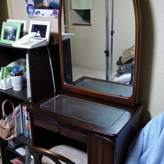 ドレッサー椅子付きの画像