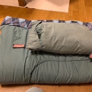 コールマン　キャンプ用品　寝袋　1人用と椅子一脚の画像