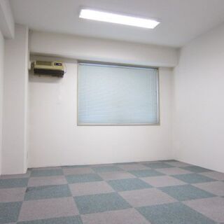 複合商業施設の中にあるレンタルオフィス − 愛知県