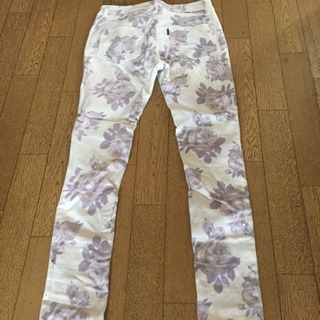セシルマクビー花柄パンツの画像