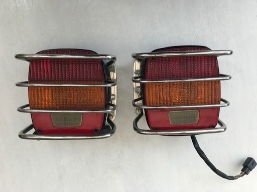 ジープラングラーTJスポーツのテールランプ　左右　ステンレスのガード付き