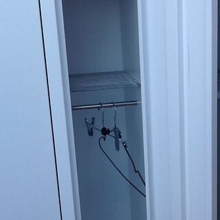 【ロッカーだけに…】4人用更衣室スチールロッカー オフィス家具 ホワイトで清潔に見えるの画像