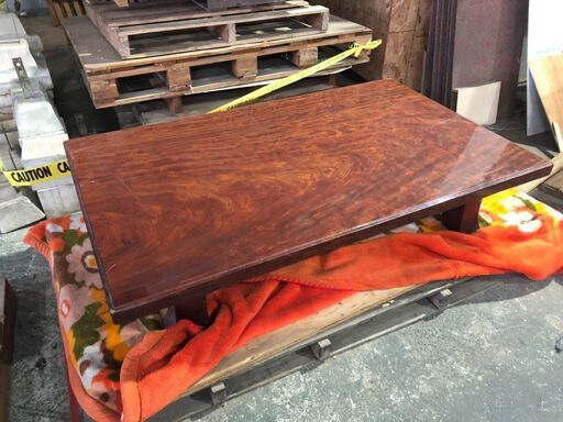 【6月中引渡し】【相場の半額】一枚板から作られたローテーブル！