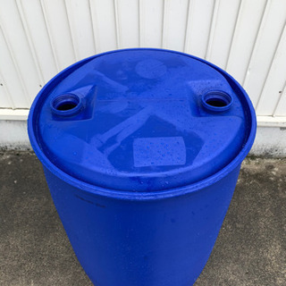 プラスチックドラム缶200リットル。雨水、農業用水。