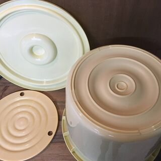 漬物容器と漬物石の画像