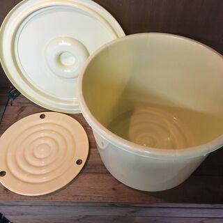 漬物容器と漬物石の画像