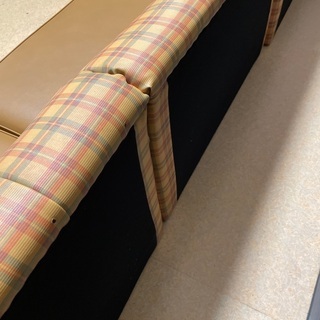 レトロな柄の安心低いソファand座椅子の画像