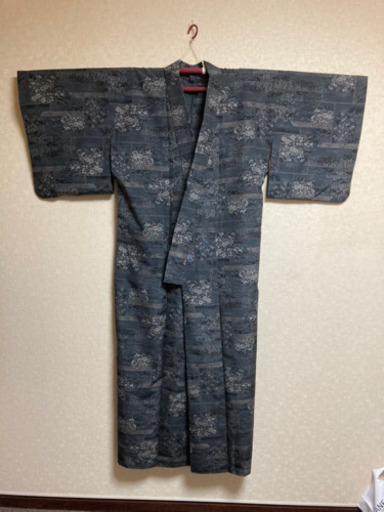 5MKO390  男性  着物 袷着物  黒 花柄 シンプル  小紋 ハギレ付き