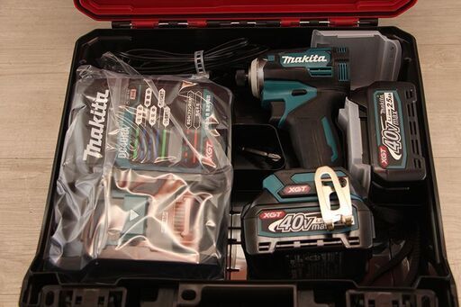 美品 makita マキタ インパクトドライバ40VmaxTD001黒 トルク220Nｍ 2.5Ahバッテリ2本・充電器付 TD001GRDXB(D4046ktwxY)