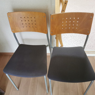回転椅子と椅子二つ