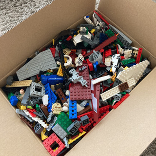 箱いっぱいのLEGOブロック