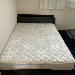 ダブルベッド＋マットレスの画像