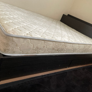 ダブルベッド＋マットレスの画像