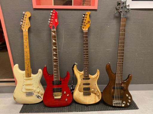 エレキギター3本　ベース1本