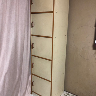 5段の棚と棚　