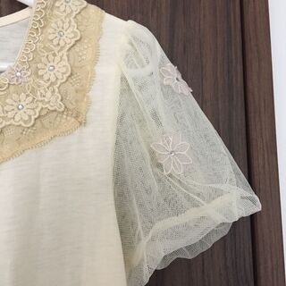 最終値下げ★axes femme 超美品★お花刺繍チュール袖 トップス インナーとしてもOKの画像