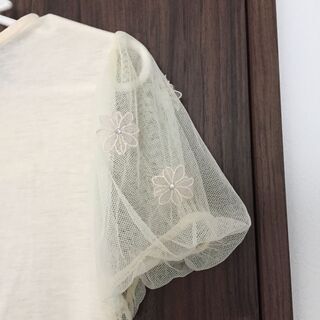 最終値下げ★axes femme 超美品★お花刺繍チュール袖 トップス インナーとしてもOKの画像