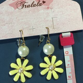 2022/11/6までの受け取りは値段交渉OK！★TRALALA新品❤︎超かわいい お花 フラワーピアスの画像