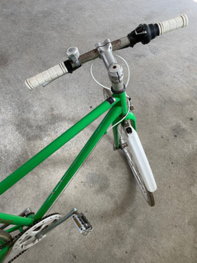 自転車　クロスバイク　グリーン
