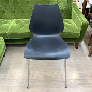 ブラックカラーのKartellのダイニングチェアのご紹介です。