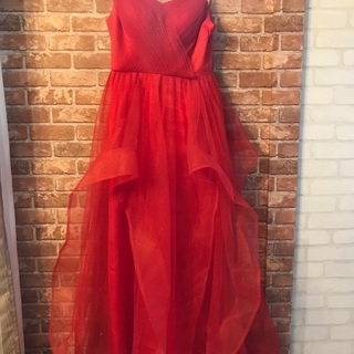 赤のドレスの画像
