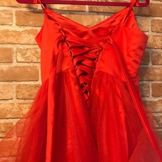 赤のドレスの画像