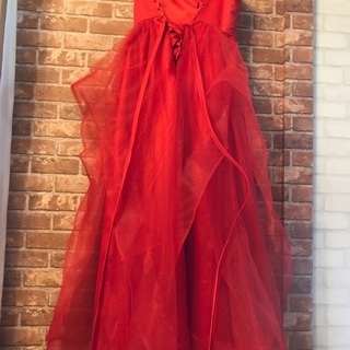 赤のドレスの画像