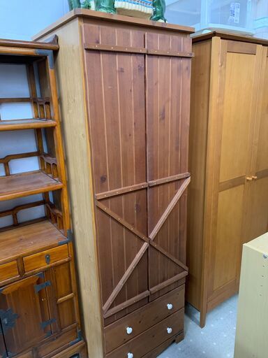 ★来店限定★▽カントリー調ワードローブ　二枚扉　天然木　洋タンス　引き出し付　鏡付き