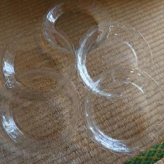 ガラスの皿セットの画像