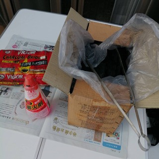 キャンピングテーブル・パラソル・炭・着火剤等の画像