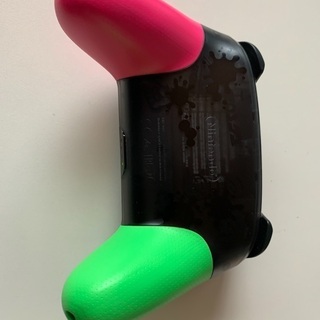 任天堂スイッチ　プロコン　スプラ色の画像