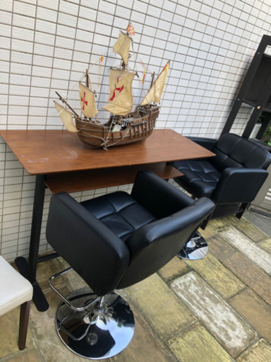 お話し中　テーブルとイス