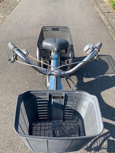 三輪車電動アシスト自転車です。