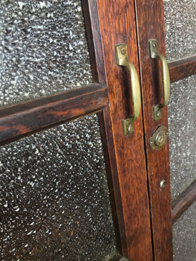 【お取引先決定】【アンティーク家具】木製食器棚　2段重ね　水屋　型板ガラス　観音開き　マイナスネジ　ヴィンテージ家具
