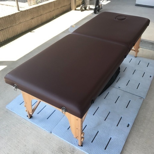 【美品】軽量 折りたたみマッサージベッド 木製・有孔 チョコレート色