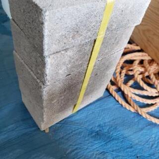 セメントレンガ5枚と採石１袋の画像