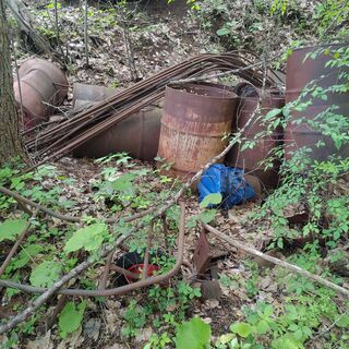 鉄クズ　どなたかいりませんか？（ついでにビン、カンも持って行って...