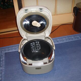 東芝　真空圧力IH炊飯ジャー　　RC-VS10K  ５，５合の画像