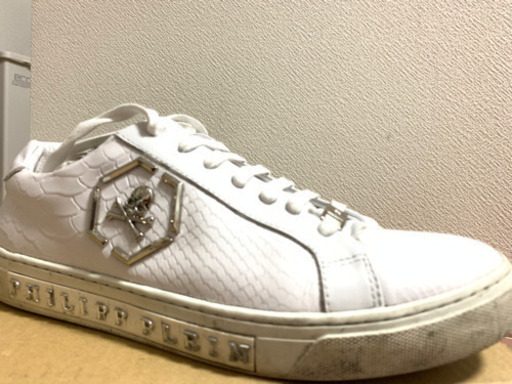 スニーカー　PP 派手なクロコデザインメタルスカルディティール