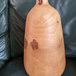 美しい木の花瓶