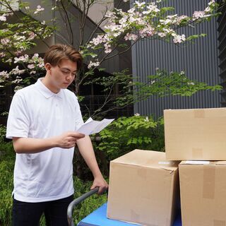 台車を使用した宅配荷物の配送の画像