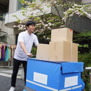 台車を使用した宅配荷物の配送の画像