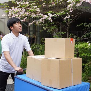 台車を使用した宅配荷物の配送の画像