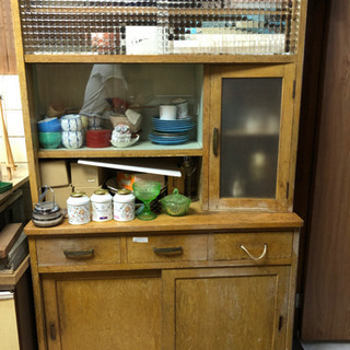 昭和レトロ　食器棚の画像