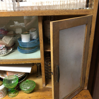 昭和レトロ　食器棚の画像