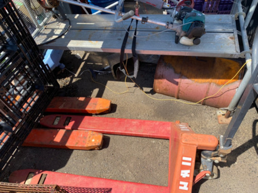 ハンドリフト　倉庫作業　リフトアップ